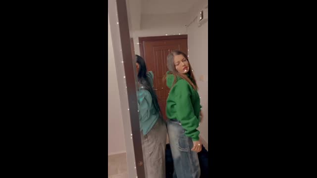 Gozde Akgul İfşa Videosu · Kapida Yesil Hoodie Kalça Sallama